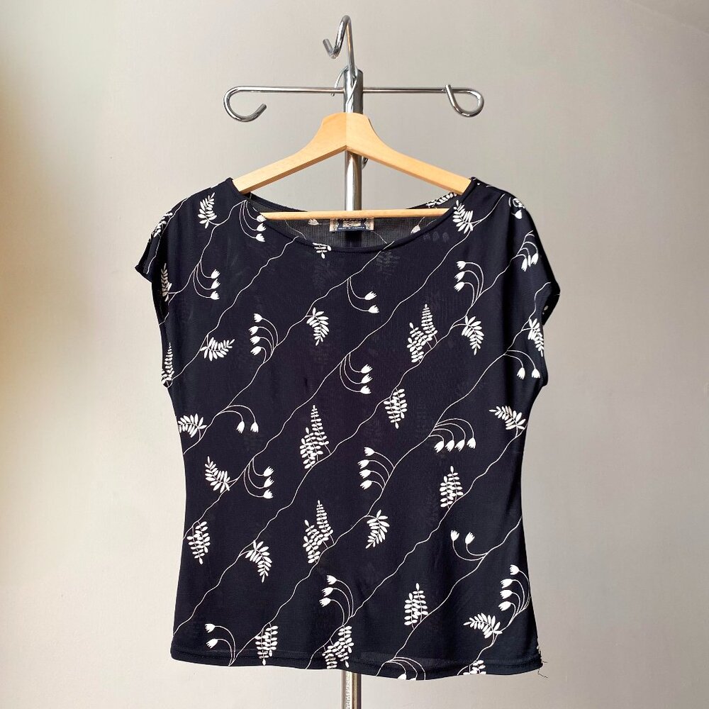 ☀️ 90s Black & White Floral Top – Delicate Diagonal Print by Jaxsport